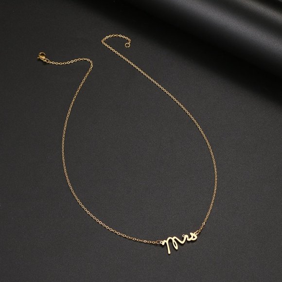 Bridal “Mrs” necklace 💐- Gold Version - Picture 1 of 3